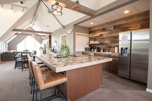 Réfrigérateur, four à micro-ondes, un four, surface de cuisson