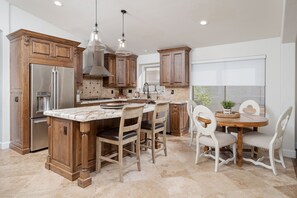 Tavolo da pranzo, isola per cucina