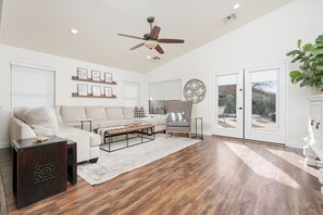 Smart TV - PRICKLY FARMHOUSE - Remodeled home boasts POOL, BBQ, FIRE PIT (Goodyear)