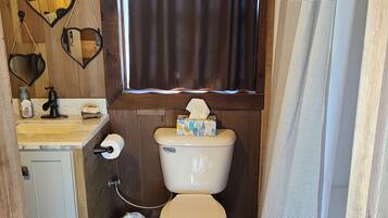 Dusche, Handtücher, Toilettenpapier
