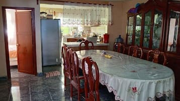 40-inch Smart TV with digital channels, TV, Netflix