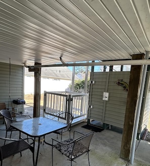 Outdoor dining - Oceanside Village Raised Beach House (Surfside Beach)