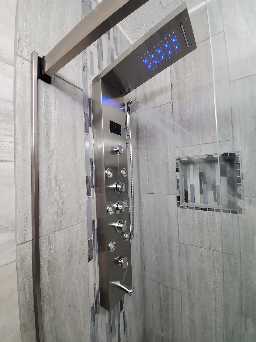 Douche, sèche-cheveux, serviettes fournies, papier toilette