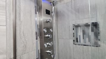Douche, sĂšche-cheveux, serviettes fournies, papier toilette
