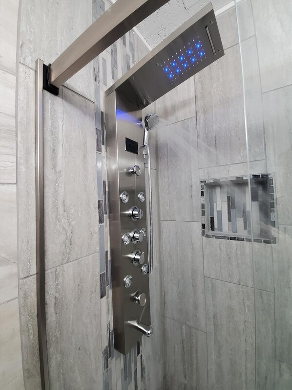 Dusche, Haartrockner, Handtücher, Toilettenpapier