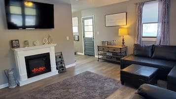 Smart TV, chimenea, biblioteca musical y videoteca