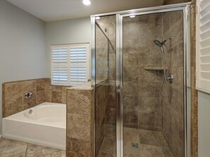 Combined shower/tub, hair dryer, towels, soap - Paradise 15 min to Everything! 🌅 Huge Backyard, Pool+Spa, 4 Bedrooms  (Desert Hot Springs)