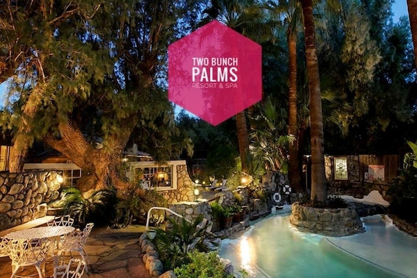 Una piscina al aire libre, una piscina climatizada