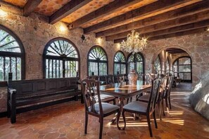 Grand Villa | Dining room