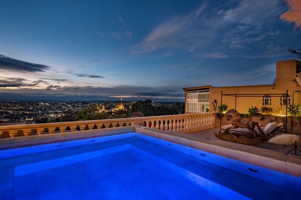 Grand Villa | Pool