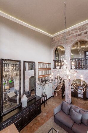 Grand Villa | Living area | 55-inch TV with digital channels, Netflix, streaming services - Casa Vista (San Miguel de Allende)