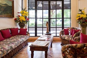 Lobby sitting area - Residencia Polanco (Mexico City)