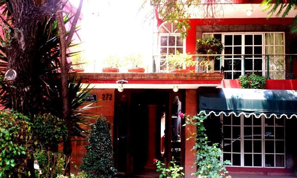 Front of property - Residencia Polanco (Mexico City)