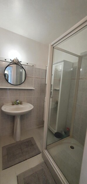 Chuveiro, secador de cabelo, toalhas de banho, sabonete