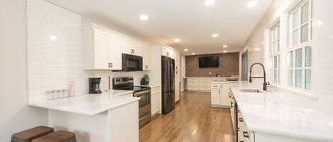 Mikrobølgeovn, ovn, kokeplater og oppvaskmaskin