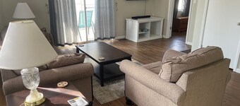 Cheerful Carefree Cottage with Stunning Lake Views