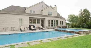 Piscina all'aperto, una piscina riscaldata