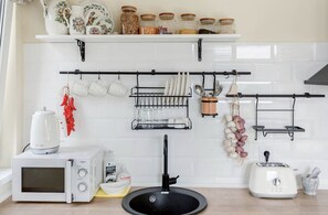 Réfrigérateur, micro-ondes, plaque de cuisson, lave-vaisselle