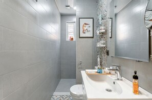 Een douche, een haardroger, handdoeken, zeep