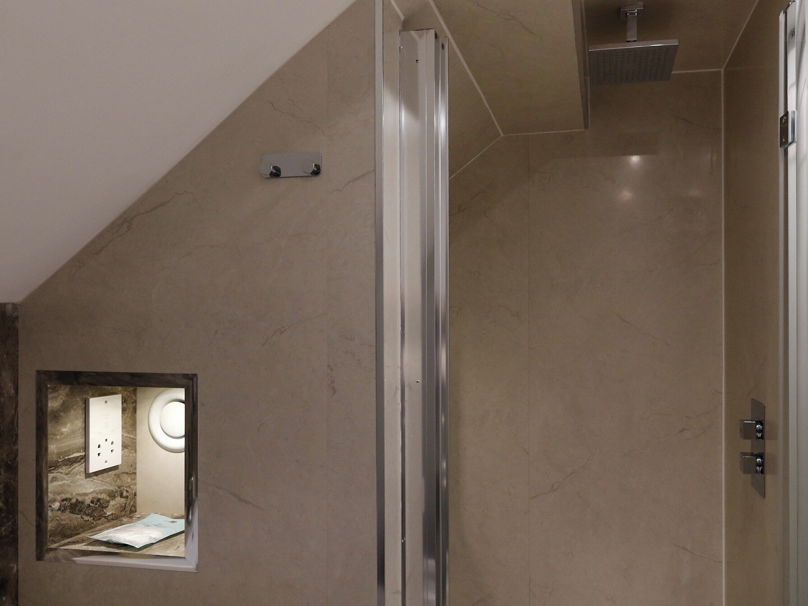 En-suite modern shower | Amber Villa, Tideswell, near Buxton