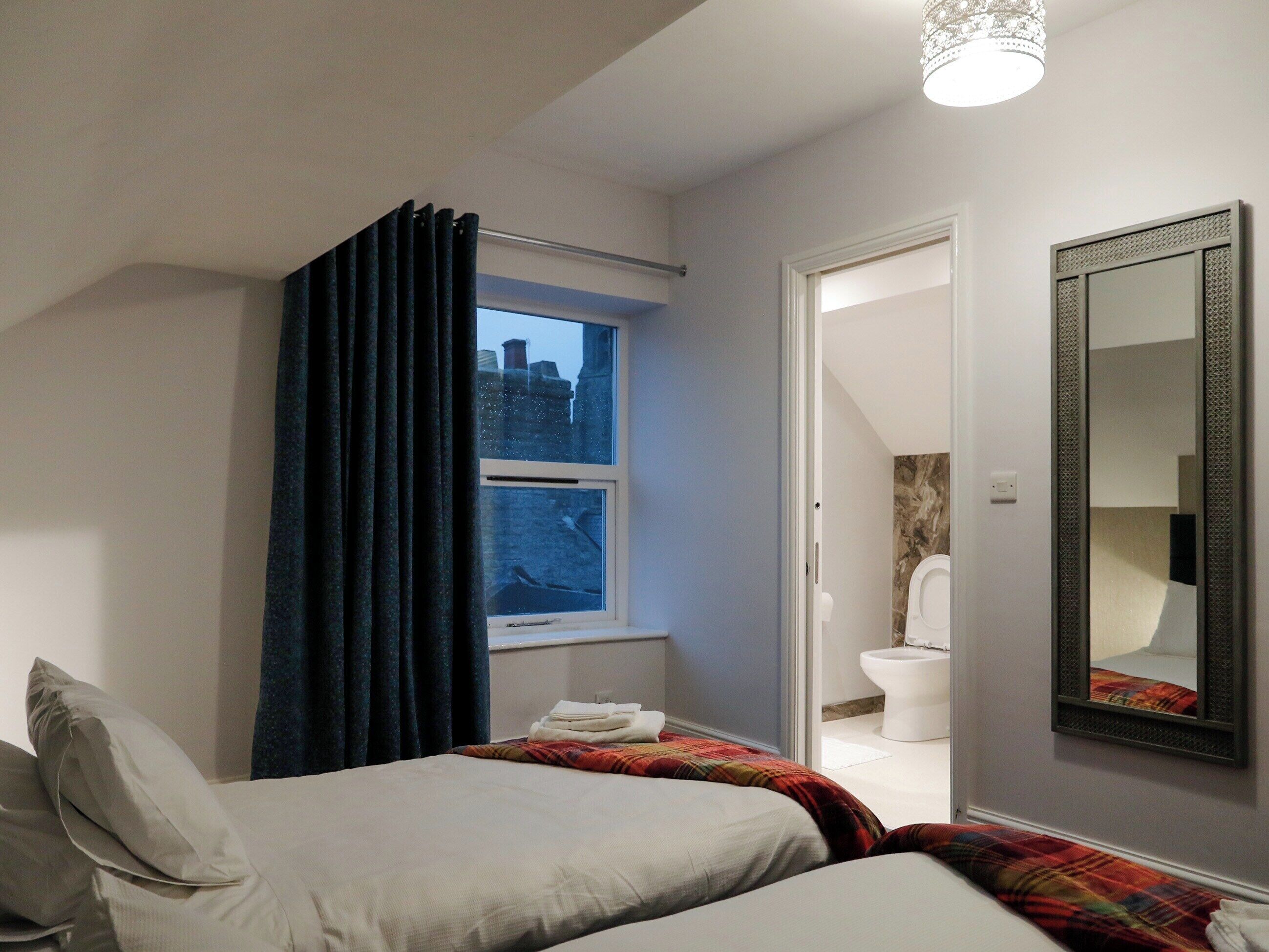 3 عدّة غرف نوم وواي فاي مجانًا وملاءات أسرّة