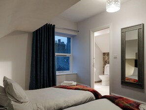 3 bedrooms, free WiFi, bed sheets - 3 bedroom accommodation in Tideswell, near Buxton (Tideswell, near Buxton)