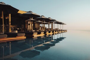 Piscina interna, piscina externa, espreguiçadeiras
