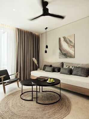 Lakosztály, privát medence, kilátással a tengerre (Lava) | Minibár, széf a szobában és íróasztal