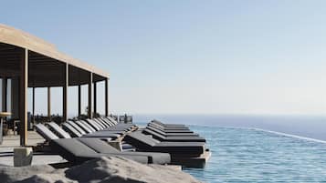 Piscine intérieure, piscine extérieure, chaises longues