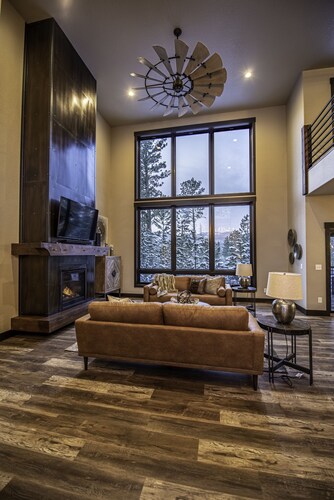 44° North Lodge- Luxury Cabin in Powder House Pass