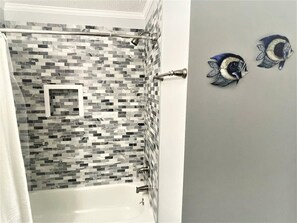 Dusche, Haartrockner, Shampoo