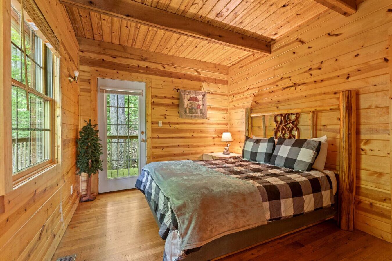 2 bedrooms, desk, WiFi, bed sheets