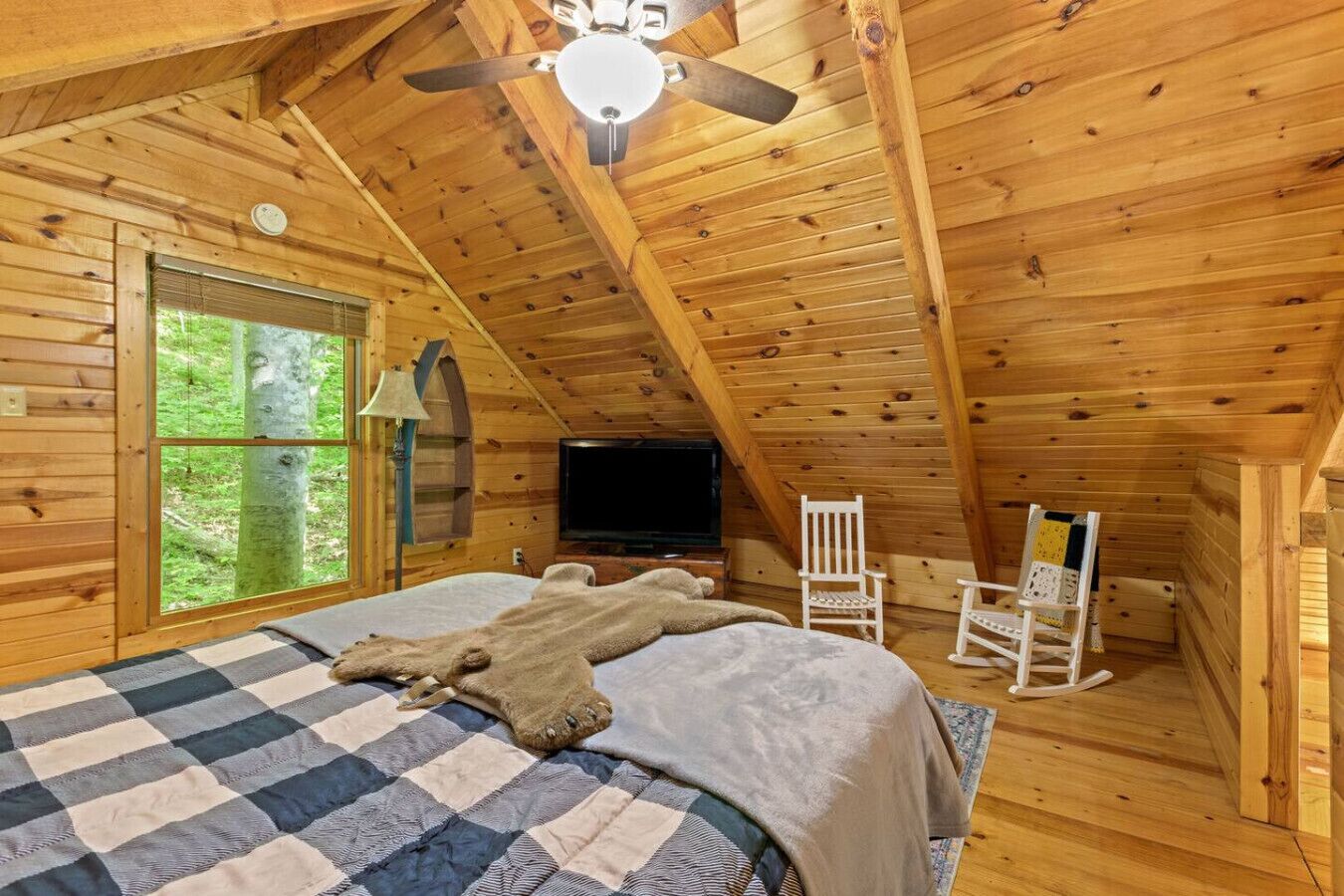 2 bedrooms, desk, WiFi, bed sheets