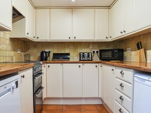 Lavavajillas y trona infantil