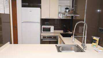 Refrigerador, microondas, horno y cafetera y tetera