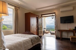8 bedrooms, WiFi, bed sheets