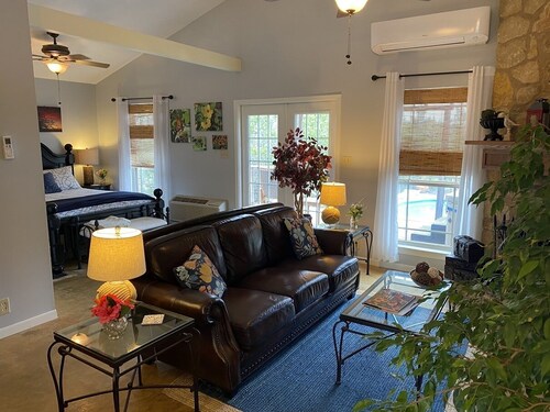 Cozy Cottage with Private pool, Private Hot Tub and Internet