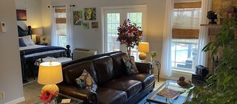Cozy Cottage with Private pool, Private Hot Tub and Internet