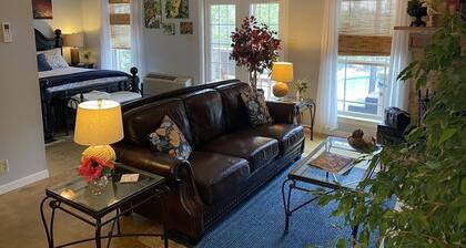 Cozy Cottage with Private pool, Private Hot Tub and Internet