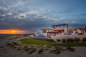 Exterior - SPECTACULAR BEACH  FRONT Estate House in a Luxury Golf Resort (Cabo San Lucas)