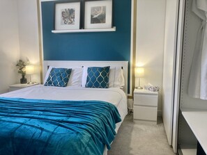 4 habitaciones, escritorio y tabla de planchar con plancha 