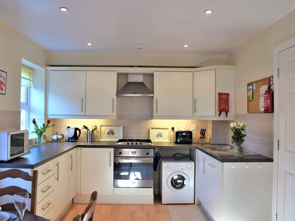 Oven, dishwasher, cookware/dishes/utensils