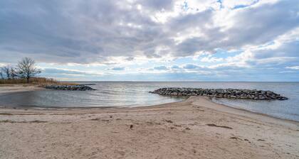 Beautiful home & short walk to beach, restaurants, and marinas in Rock Hall, MD