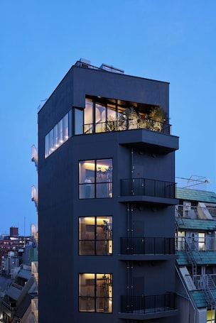 Exterior. 9h nine hours woman Shinjuku