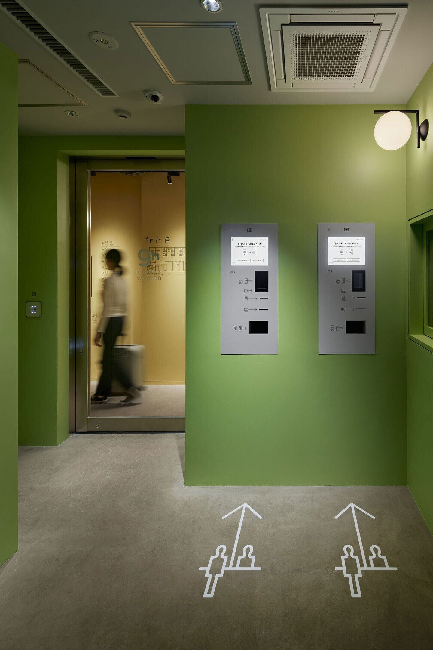 Photo - 9h nine hours woman Shinjuku