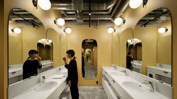 Regadera, amenidades de baño gratuitas, secadora de cabello, pantuflas