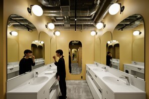 Shower, free toiletries, hair dryer, slippers - 9h nine hours woman Shinjuku (Tokyo)