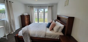 House | 3 bedrooms, desk, iron/ironing board, free WiFi