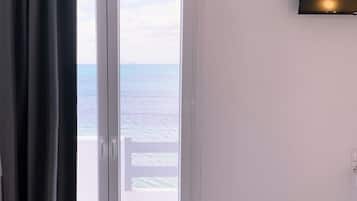 Rom – deluxe, sjøutsikt | Skrivebord, blendingsgardiner, lydisolert og wi-fi (inkludert)