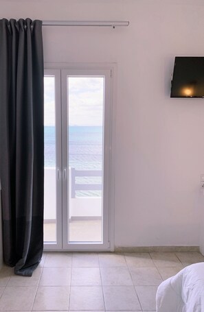 Escritorio, cortinas blackout, sistema de insonorización y wifi gratis 